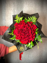 Load image into Gallery viewer, Bouquet of red roses

